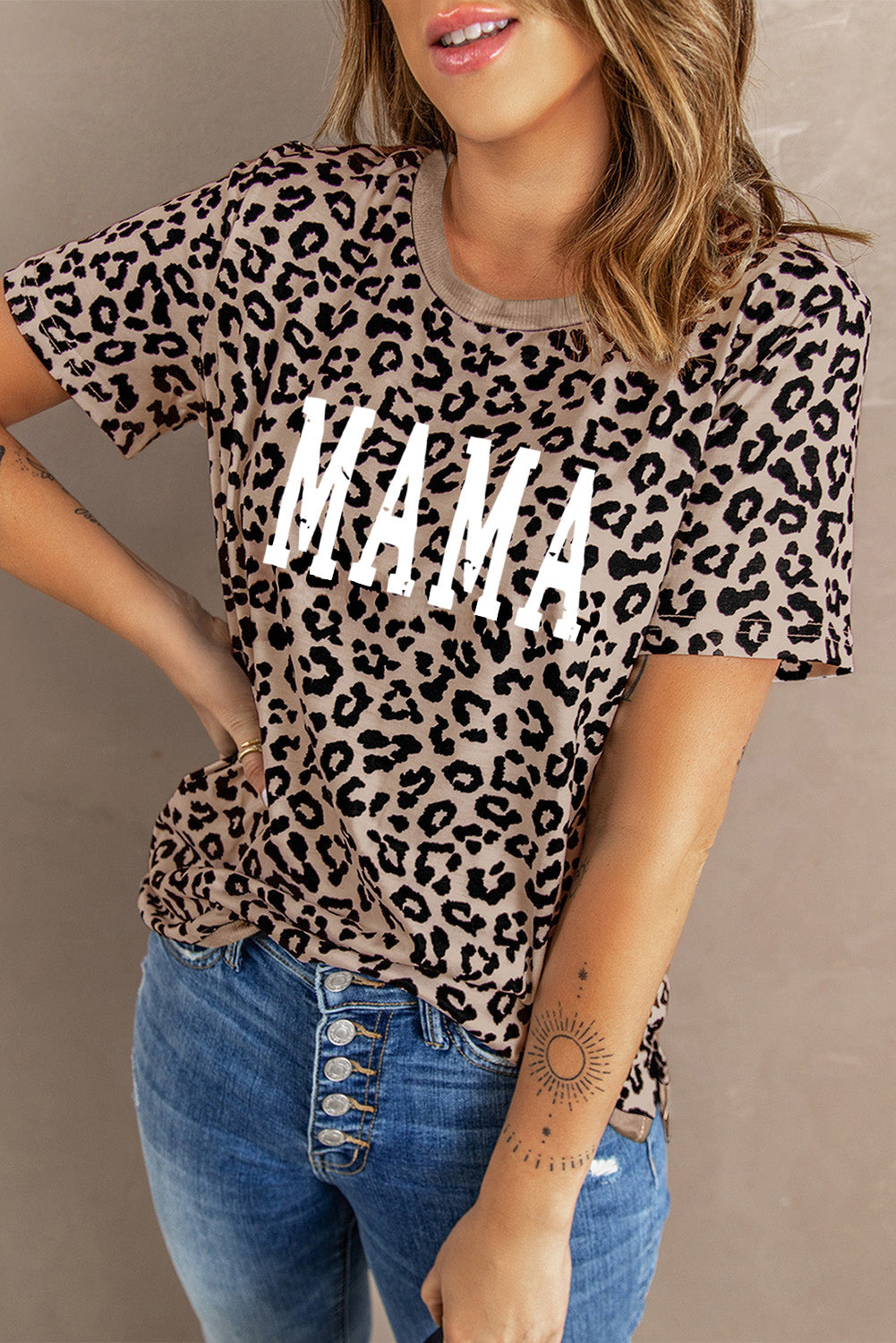 Camiseta con cuello redondo y abertura lateral de camuflaje