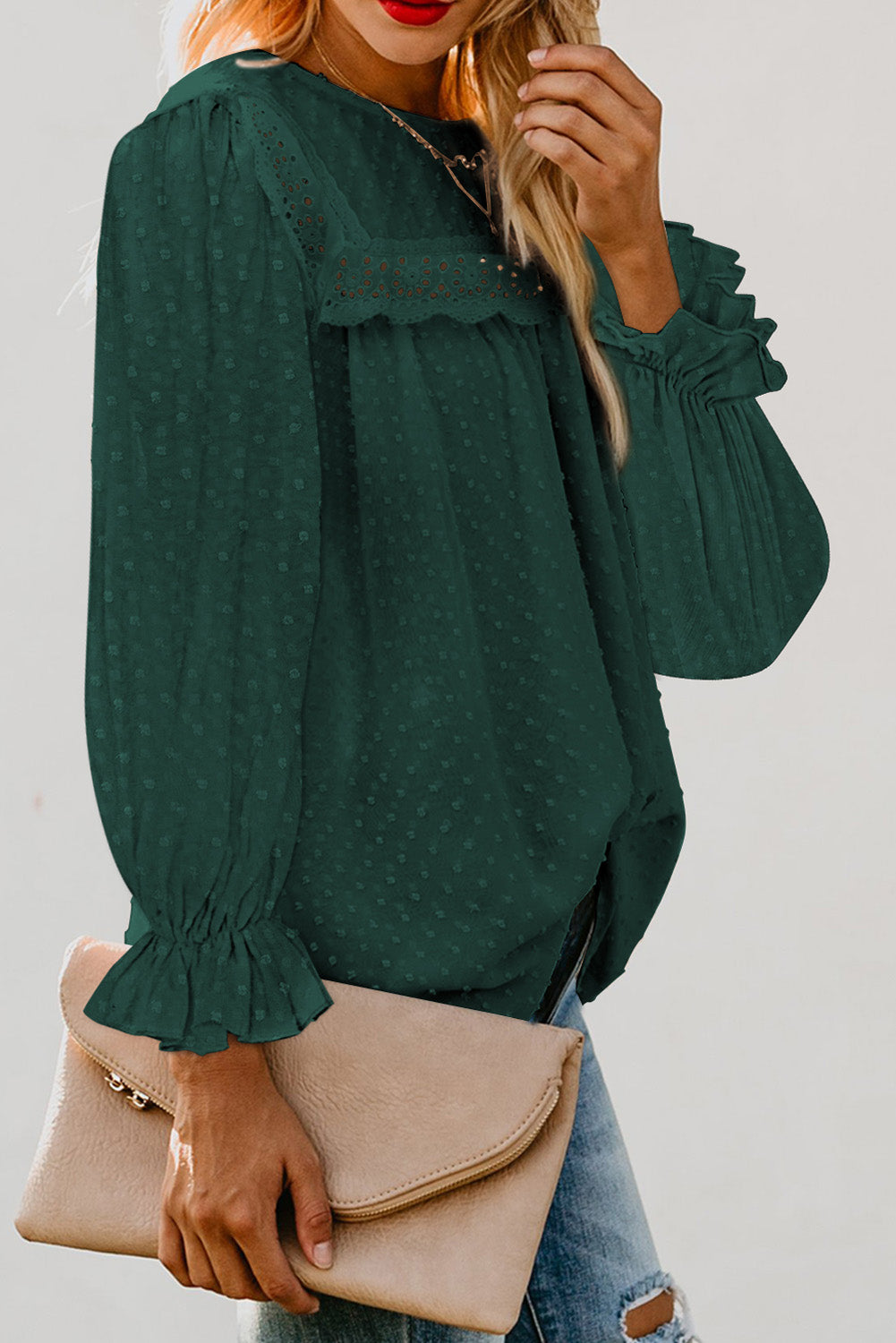 Blusa con mangas con volantes y lunares suizos