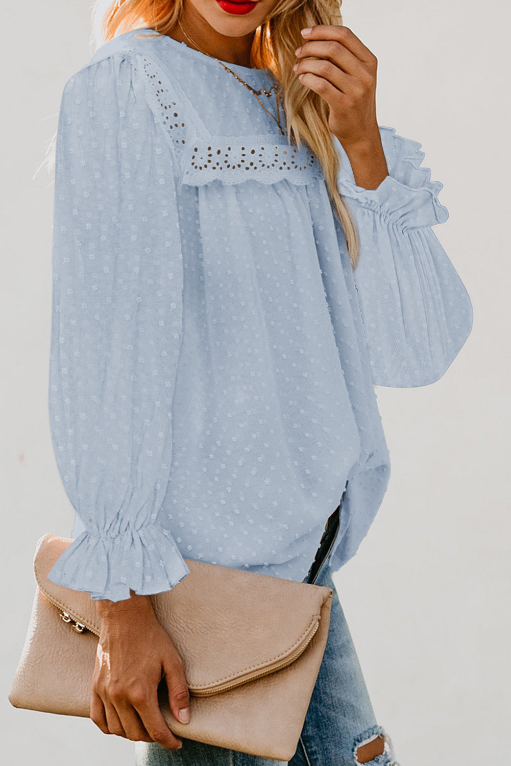 Blusa con mangas con volantes y lunares suizos