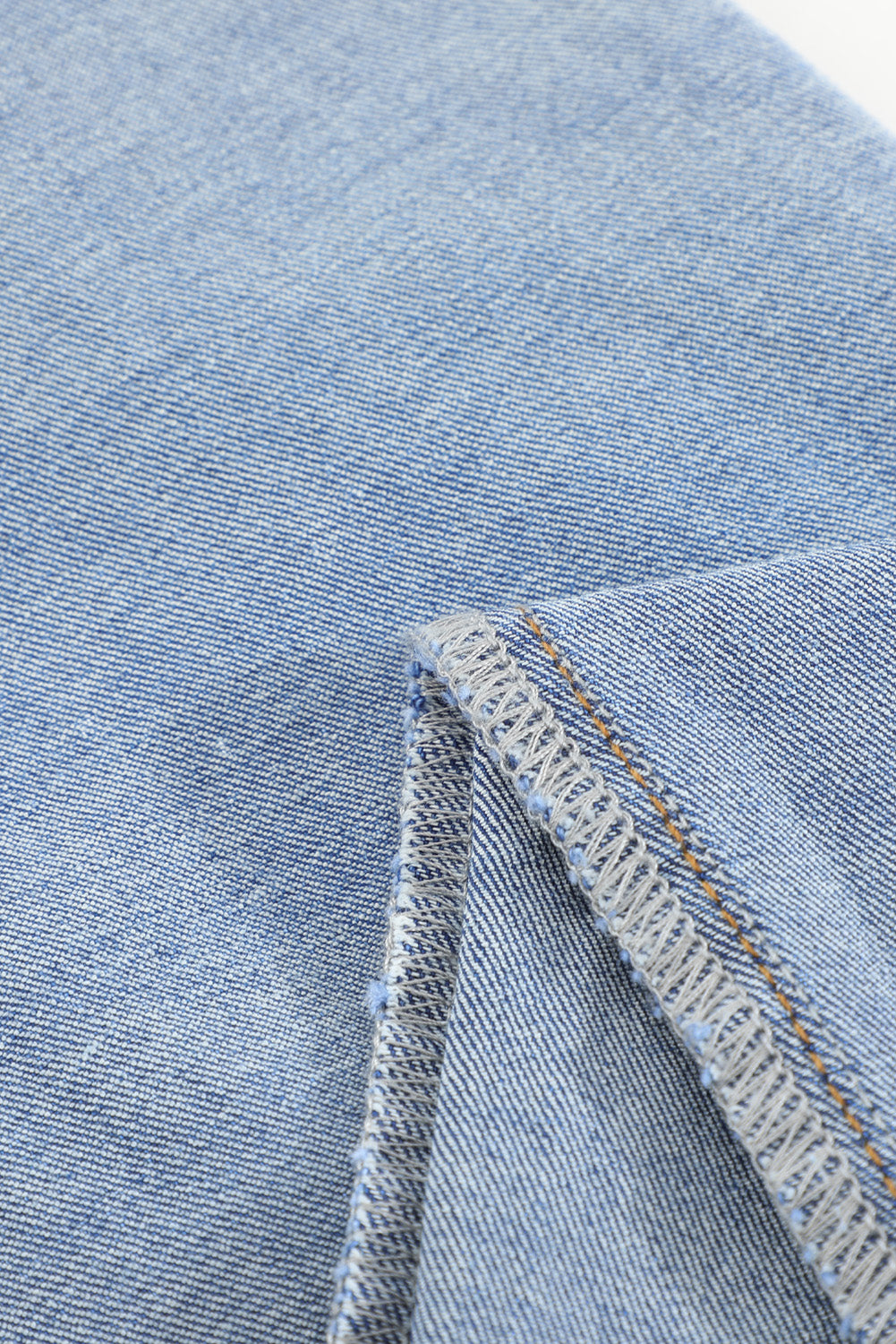 Jeans ajustados al tobillo desgastados con lavado medio