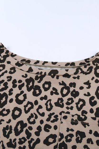 Camiseta con estampado de camuflaje y cuello redondo con bolsillo