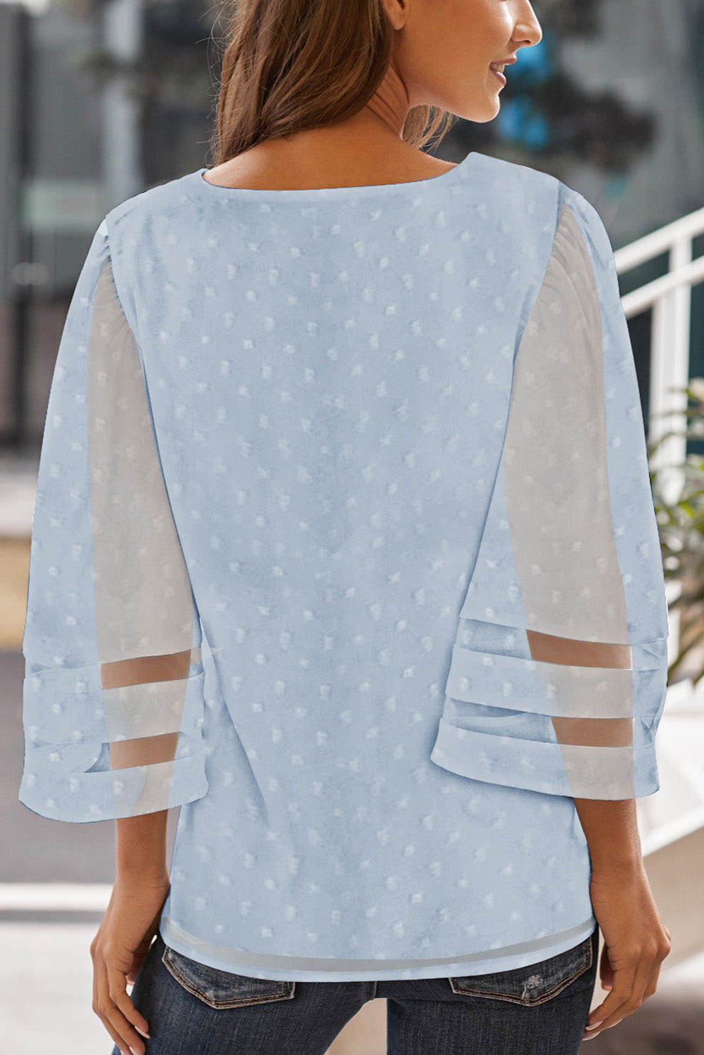 Blusa de lunares suizos con manga kimono y rayas de malla con cuello en V