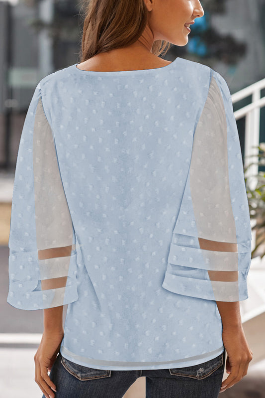 Blusa de lunares suizos con manga kimono y rayas de malla con cuello en V