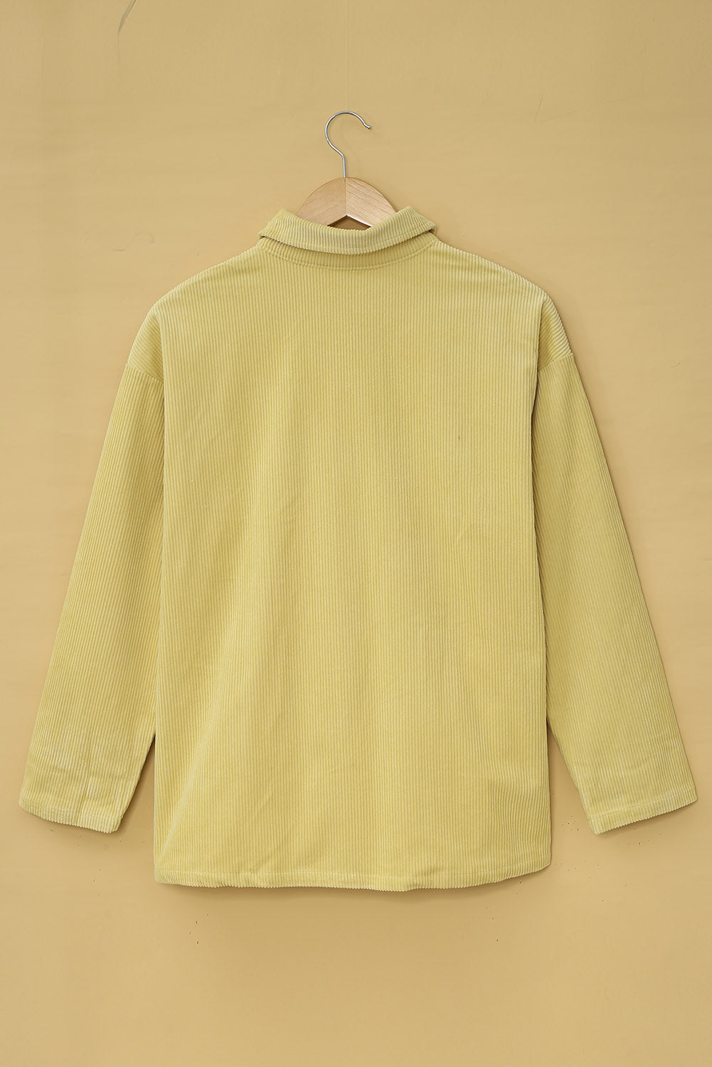 Chaqueta texturizada de canalé con botones y bolsillos rojos 