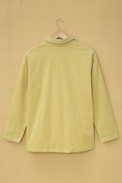 Chaqueta texturizada de canalé con botones y bolsillos rojos 