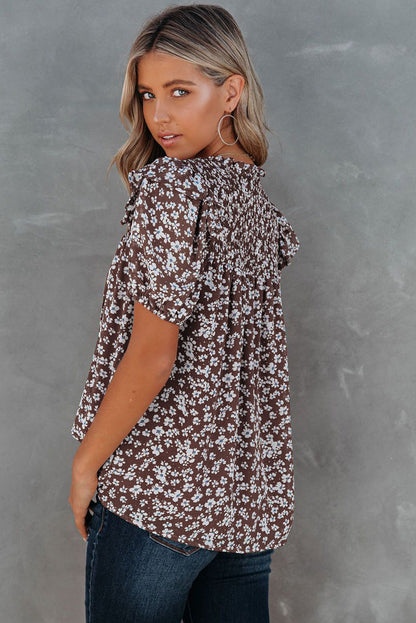 Camiseta con cuello en V y volantes fruncidos con estampado floral