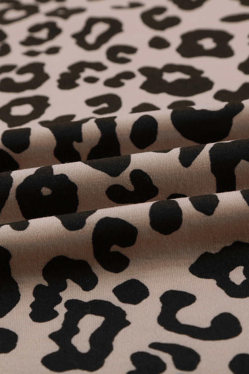 Camiseta con estampado de camuflaje y cuello redondo con bolsillo