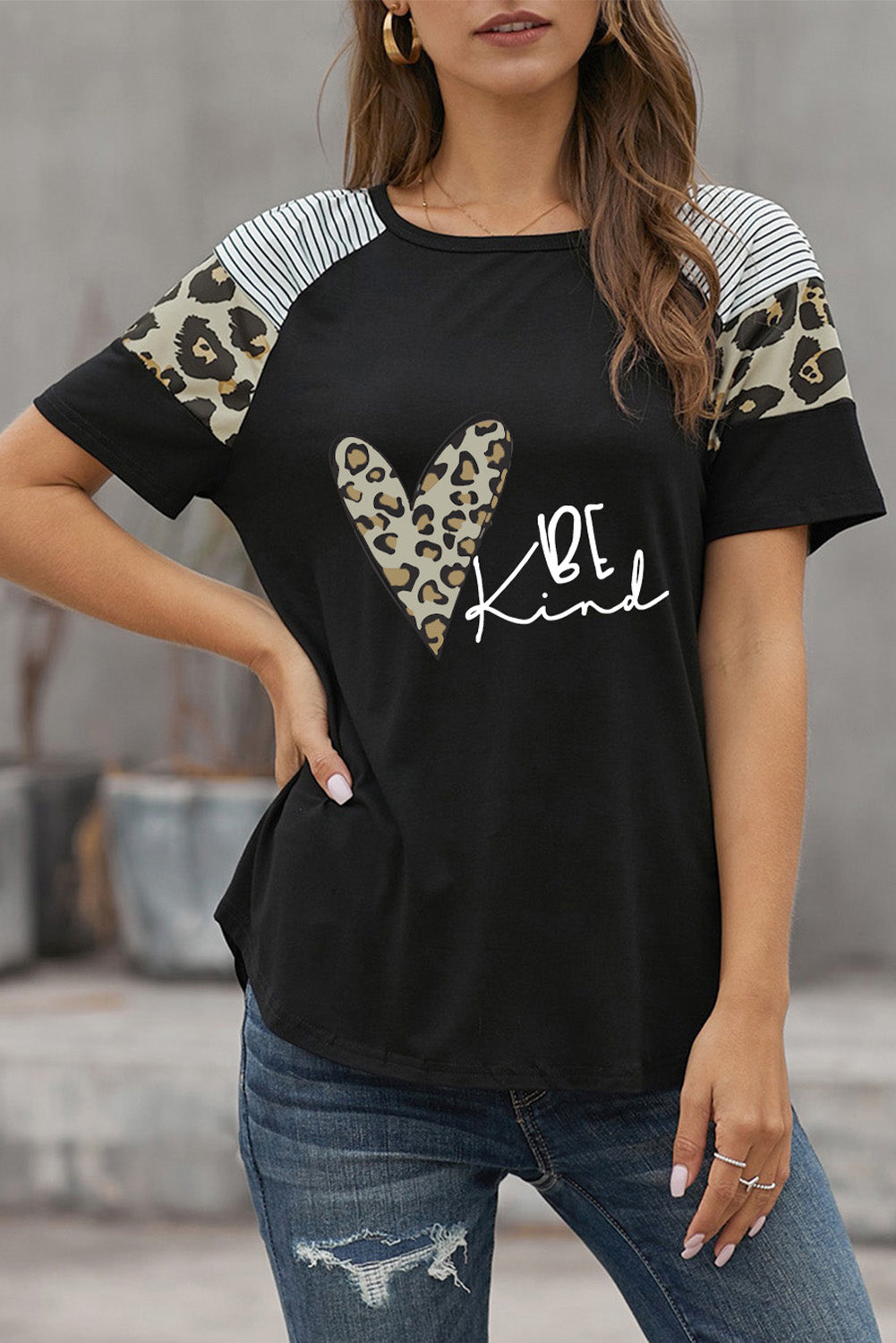 Camiseta de mujer de manga corta con estampado de leopardo a rayas