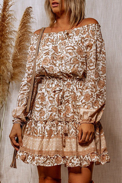 Vestido floral con volantes y lazo en la cintura con hombros descubiertos