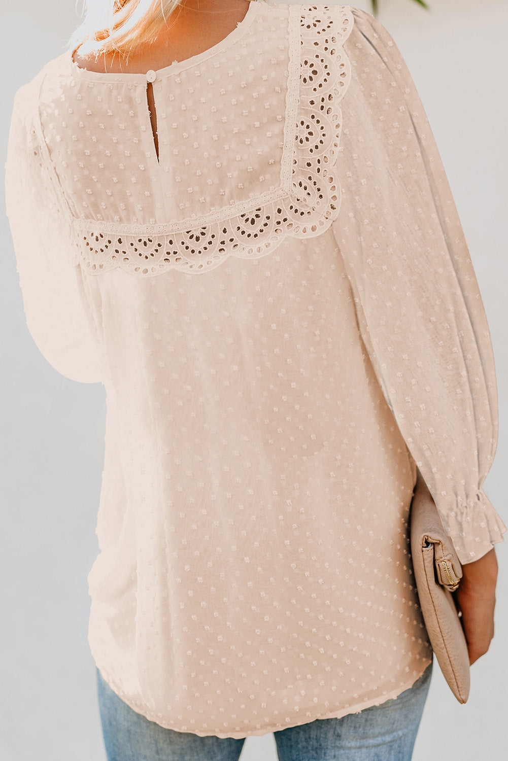 Blusa con mangas con volantes y lunares suizos