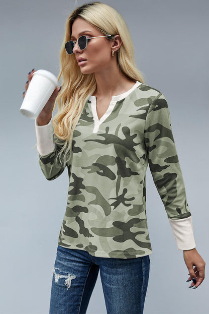 Top de camuflaje con cuello en V y manga larga