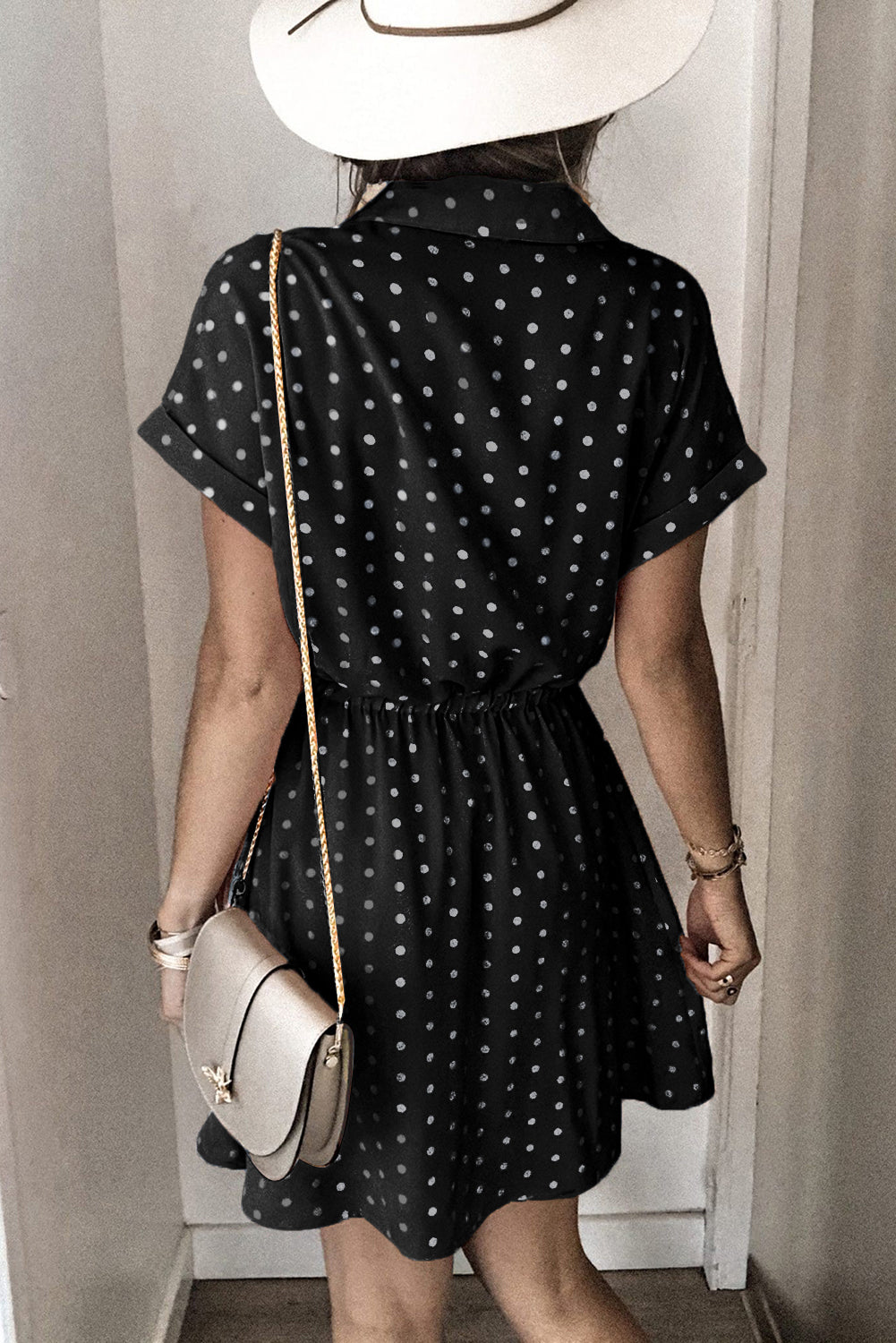 Mini-robe à manches courtes et col chemise à pois 