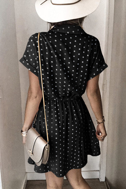 Mini-robe à manches courtes et col chemise à pois 