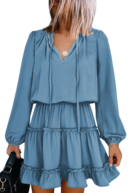 Mini vestido escalonado con volantes y manga larga con cuello en V