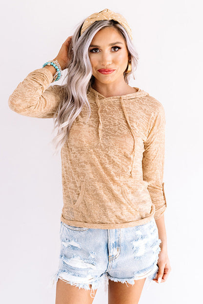 Sudadera con capucha de color caqui con cordón y bolsillo canguro