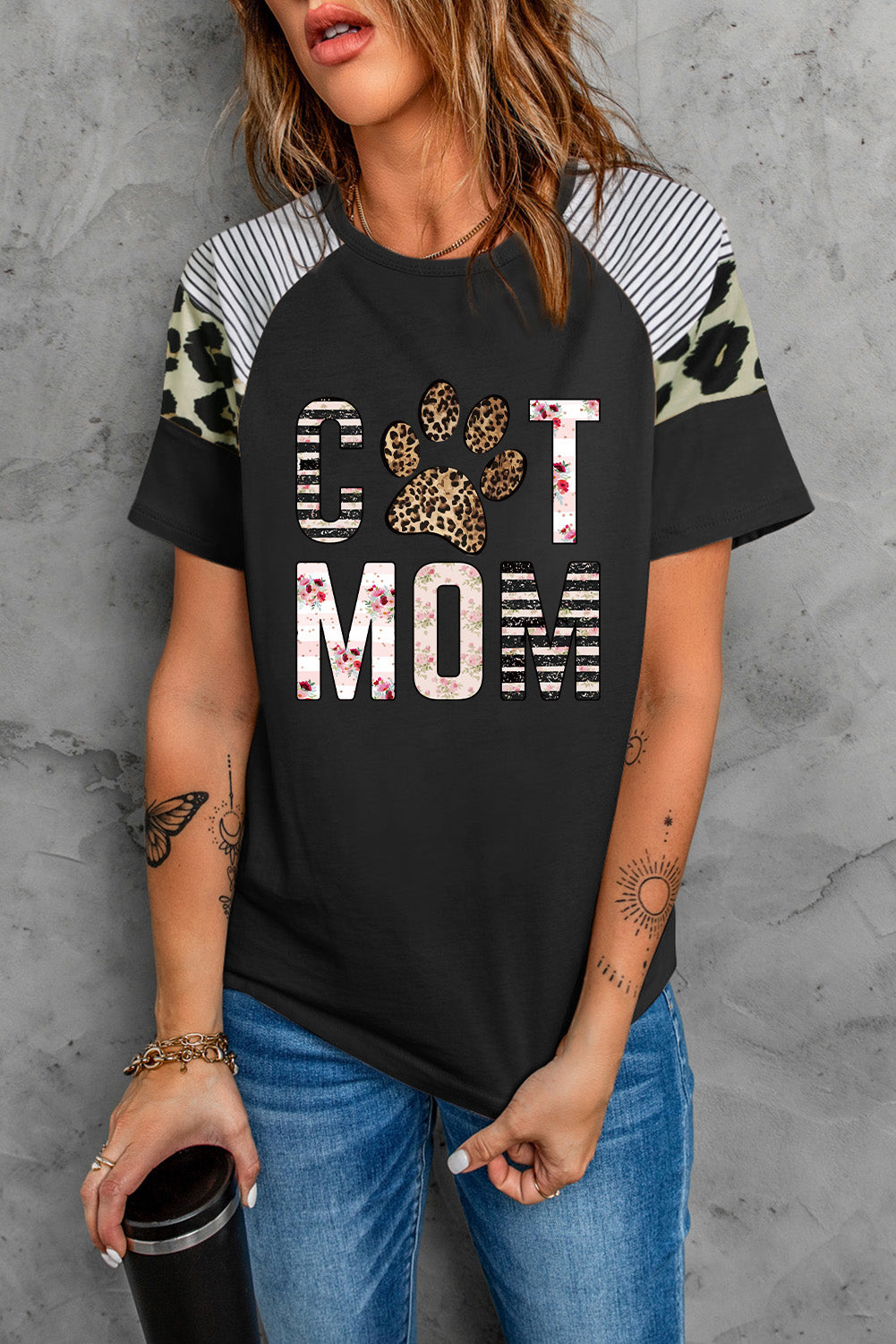 Camiseta de mujer de manga corta con estampado de leopardo a rayas