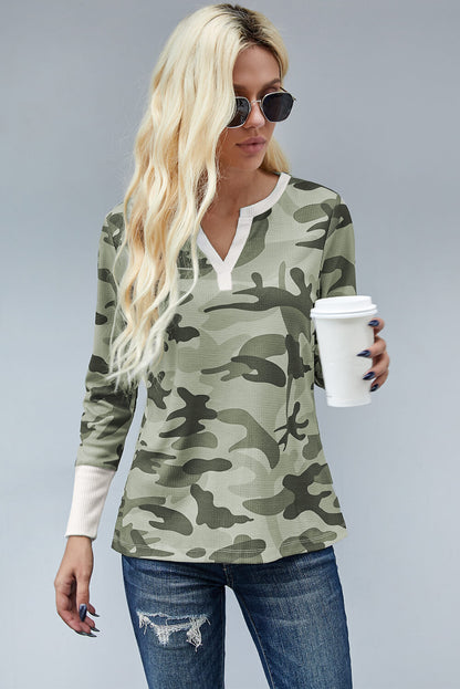 Top de camuflaje con cuello en V y manga larga