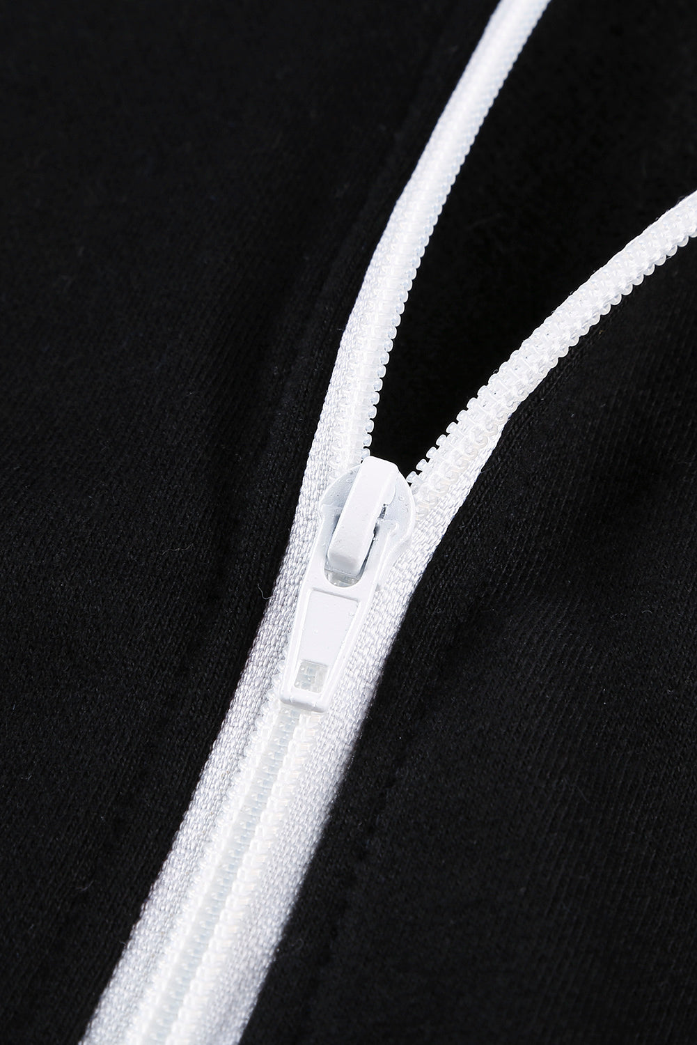 Chaqueta con capucha y cordón con bolsillo con cremallera