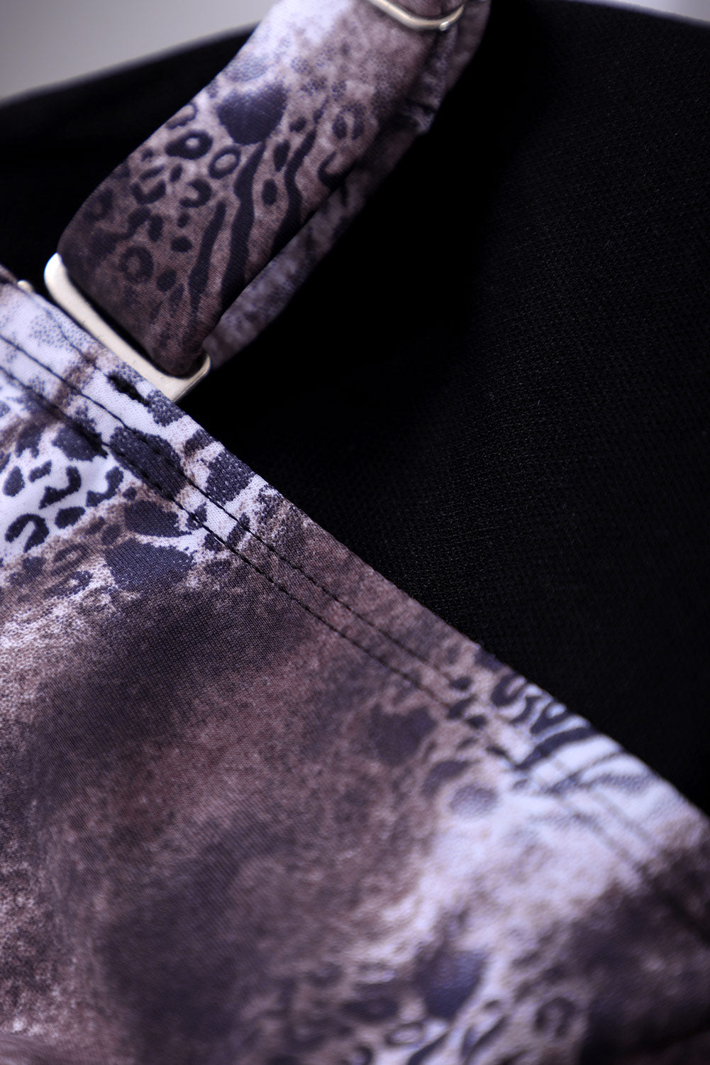 Maillot de bain une pièce plongeant à imprimé floral et treillis 