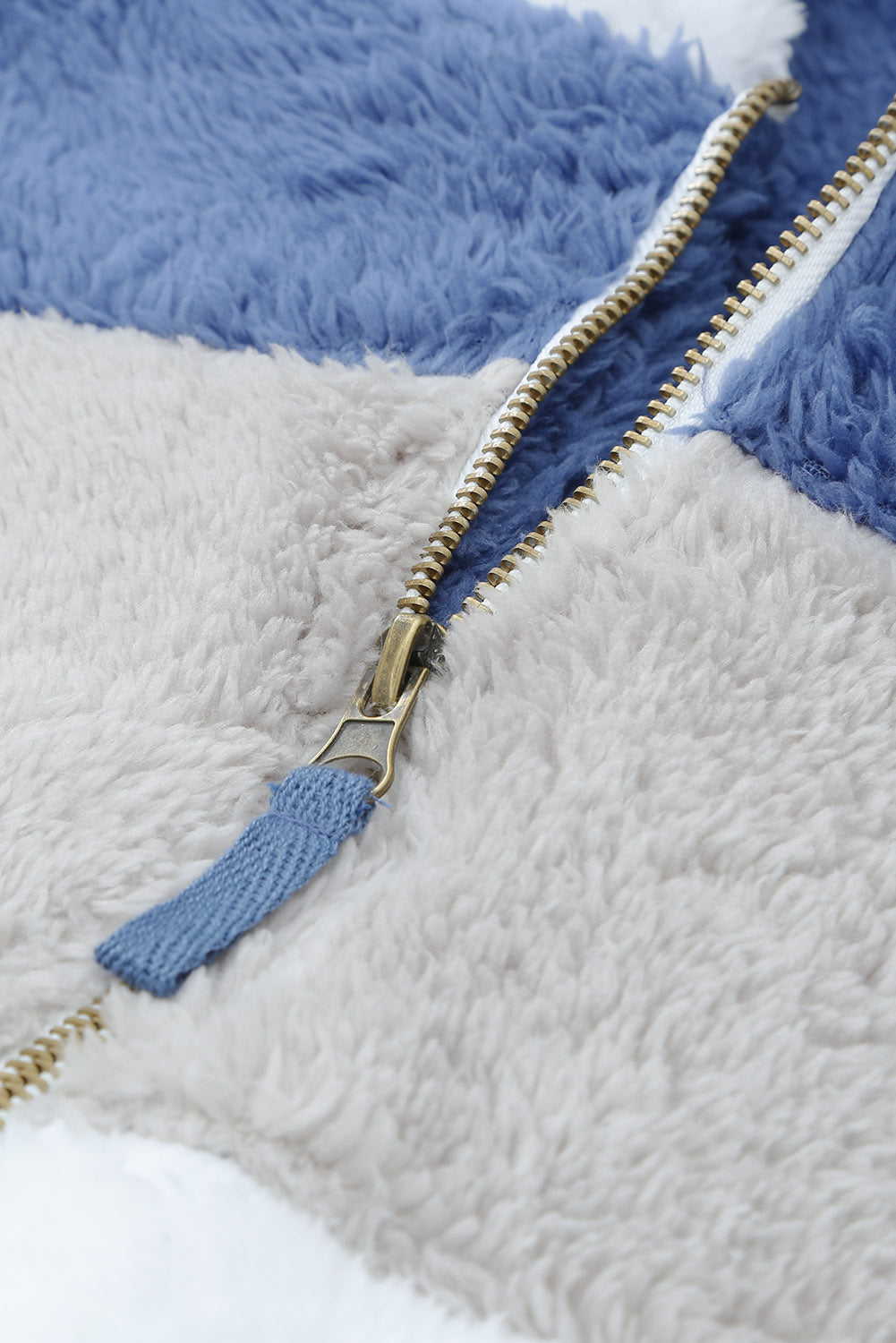 Abrigo sherpa con cremallera y bloques de color rojo vino con capucha 