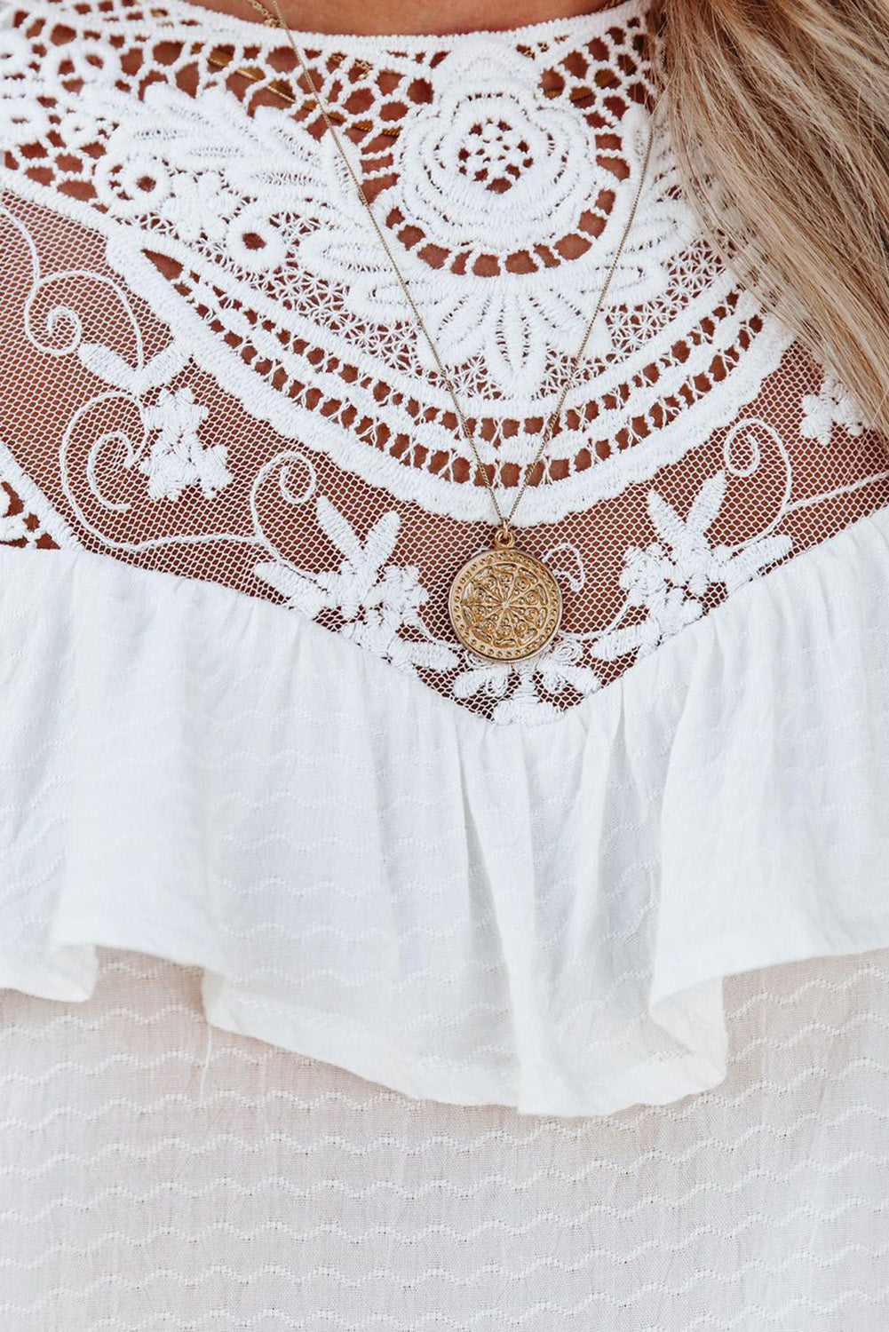 T-shirt à manches courtes et volants avec dentelle