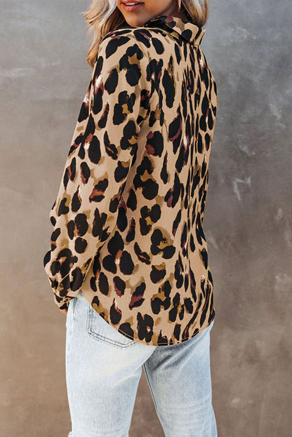 Camisa con estampado de leopardo y cuello vuelto