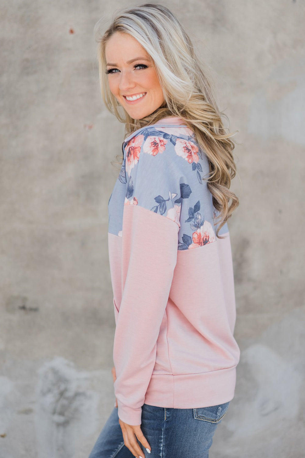 Sweat-shirt à col zippé et poche kangourou rose à imprimé floral