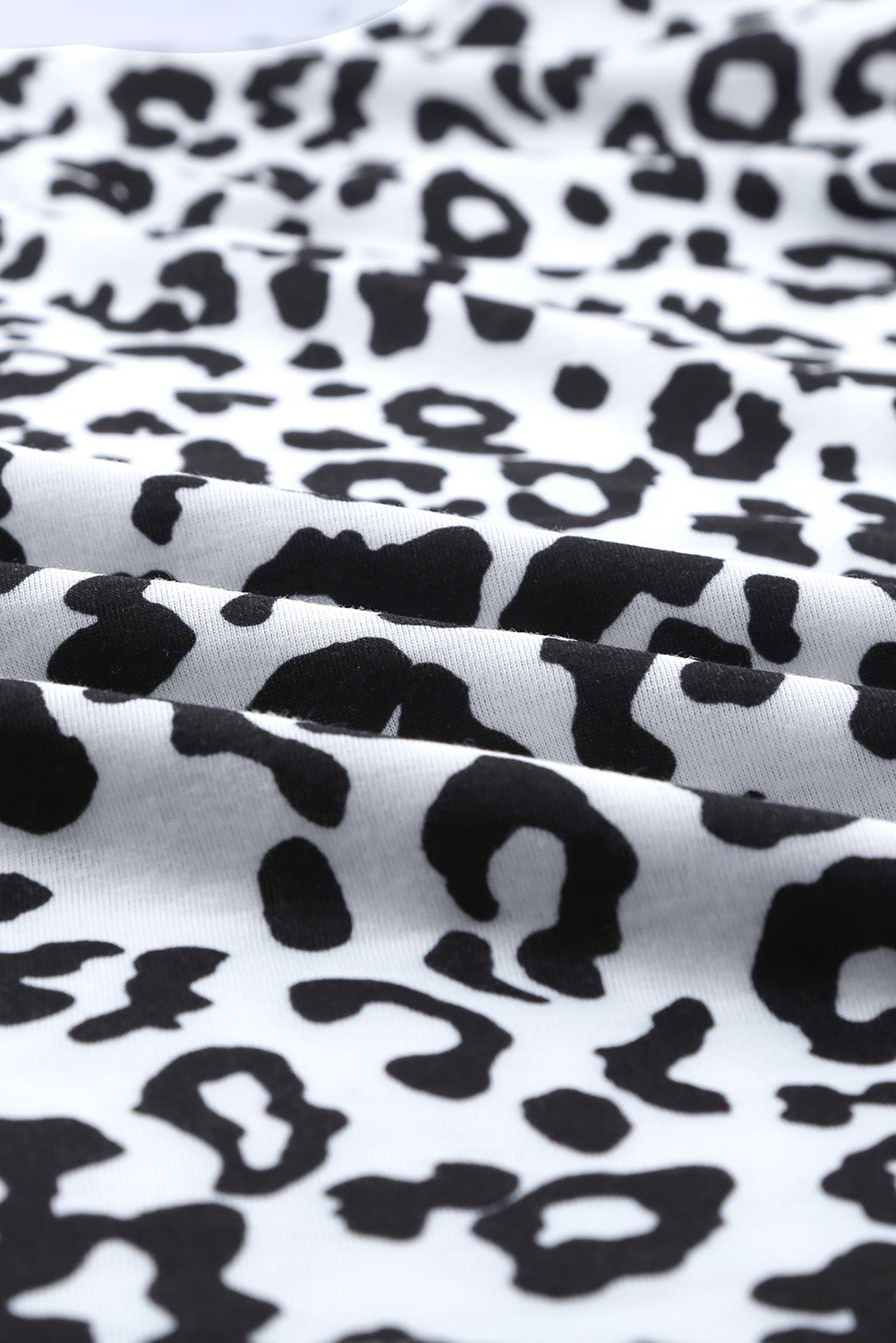 Camiseta con estampado de camuflaje y cuello redondo con bolsillo