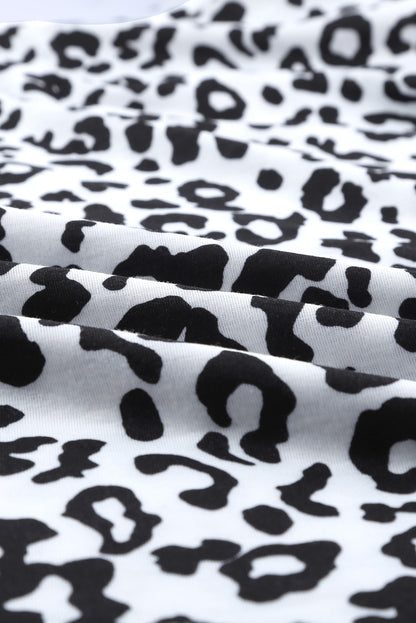 Camiseta con estampado de camuflaje y cuello redondo con bolsillo