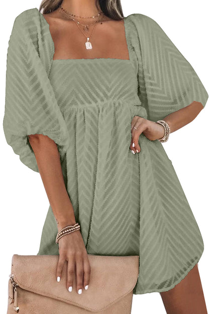 Mini-robe babydoll à col carré et manches bouffantes