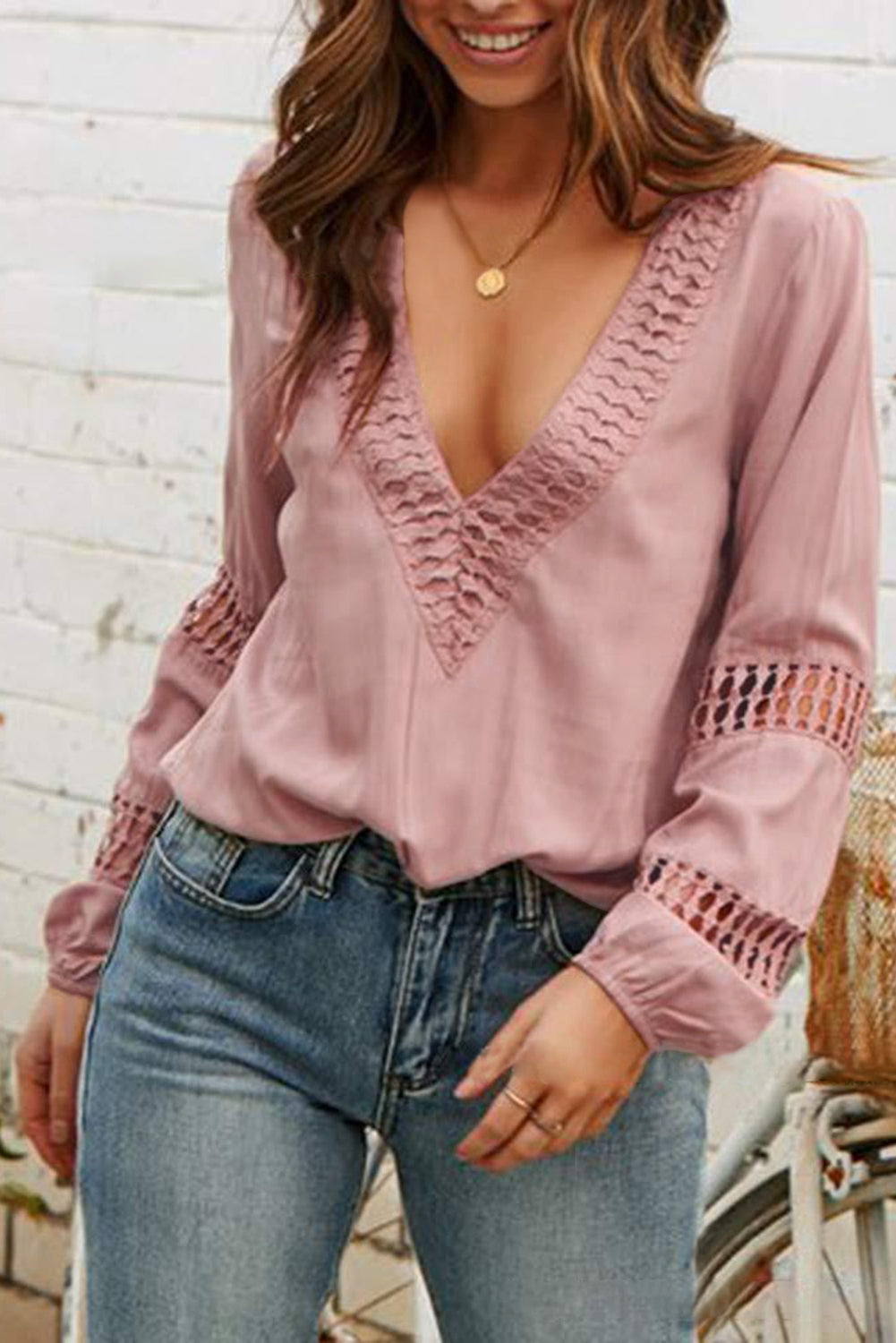 Blusa calada de croché con cuello en V profundo