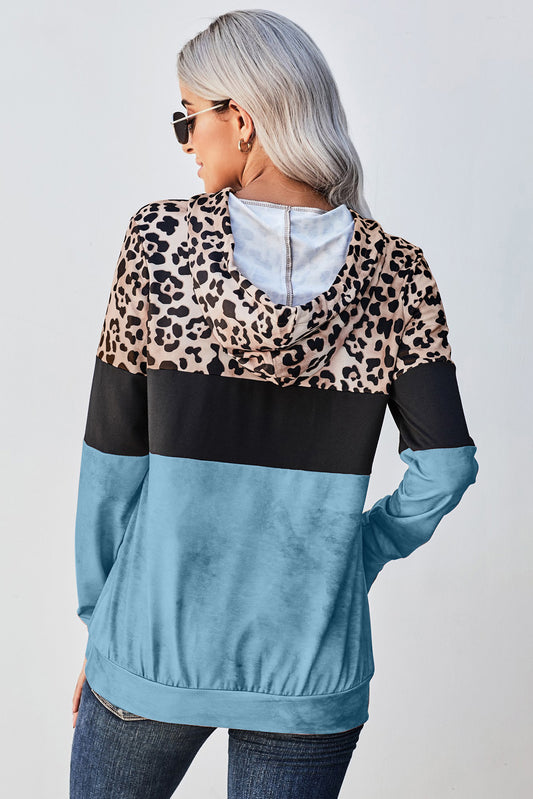 Sudadera con capucha y diseño teñido anudado con estampado de leopardo