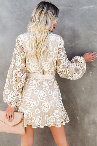 Mini-robe cache-cœur en dentelle au crochet avec col en V et ceinture