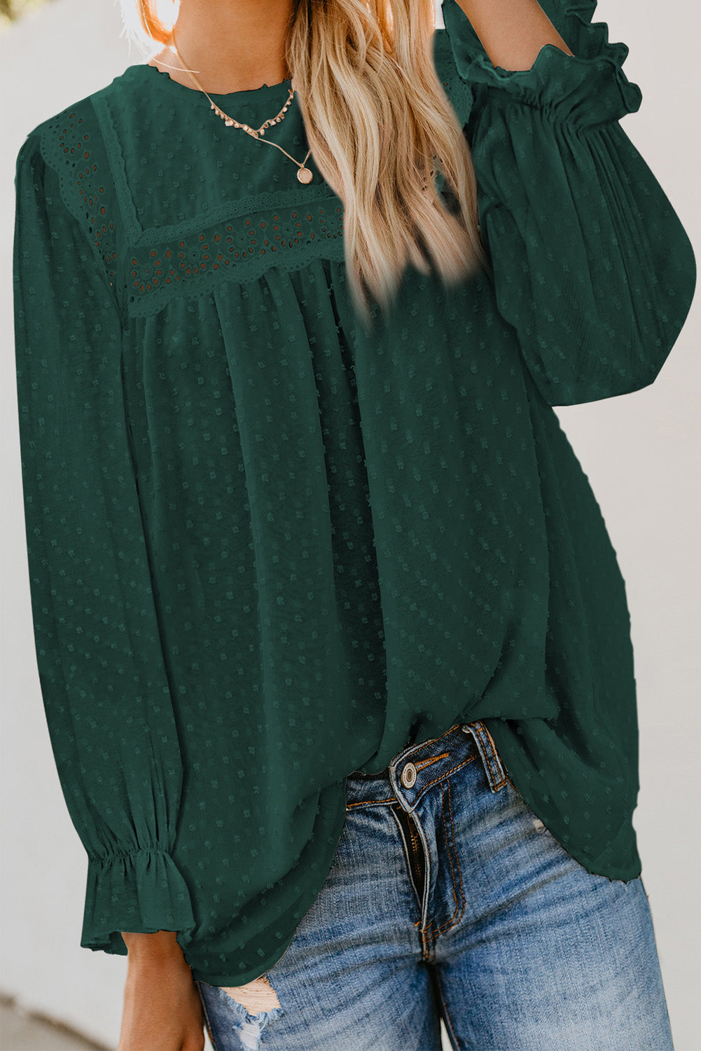 Blusa con mangas con volantes y lunares suizos