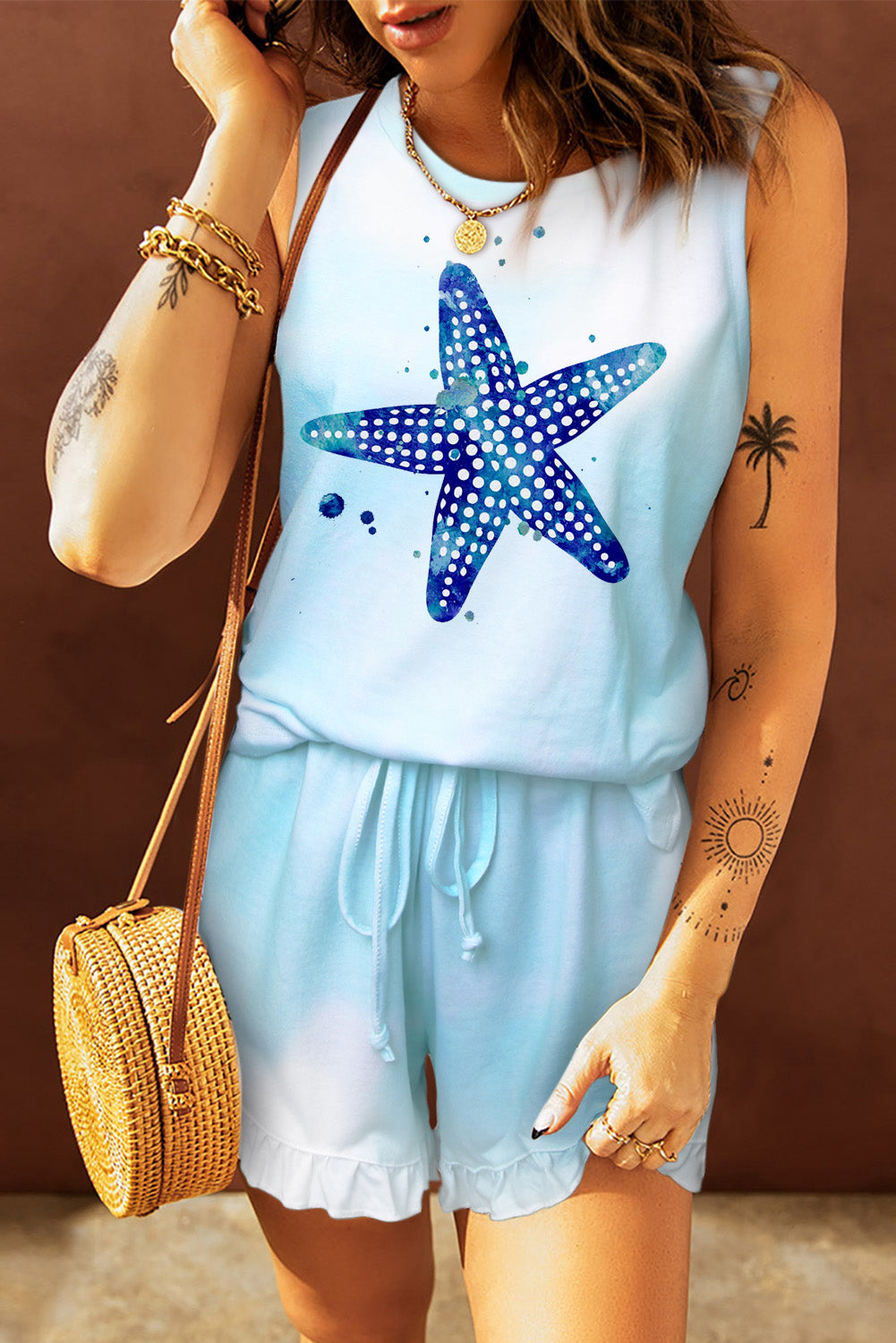 Débardeur bleu clair et short à volants 