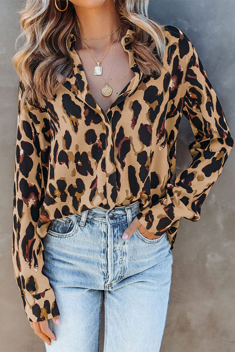 Camisa con estampado de leopardo y cuello vuelto
