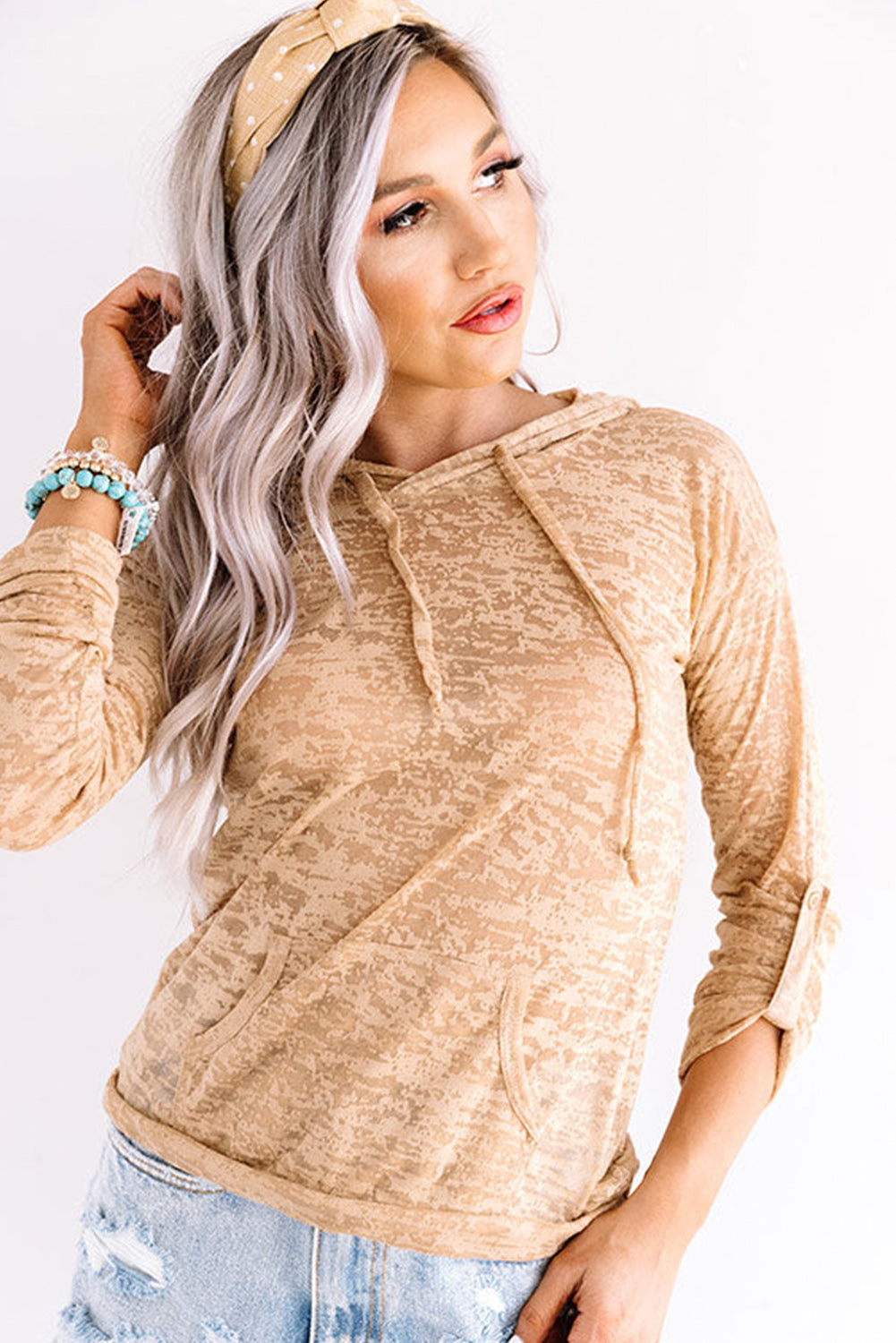 Sudadera con capucha de color caqui con cordón y bolsillo canguro