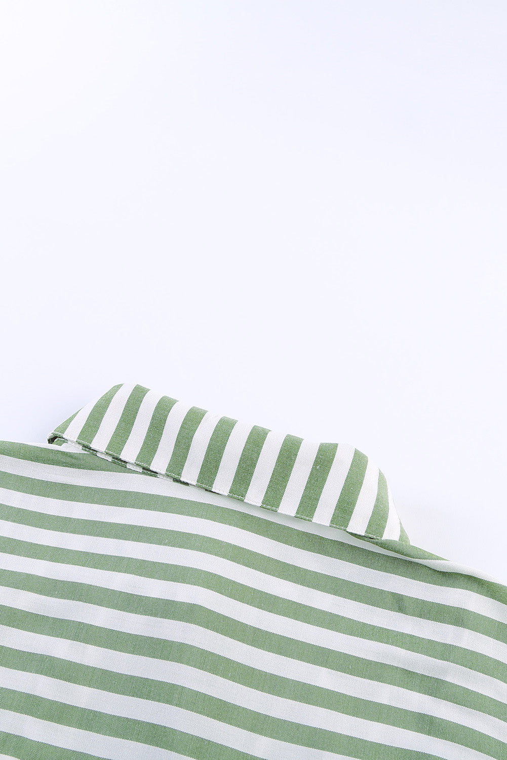 Blusa con estampado de rayas y botones de manga corta