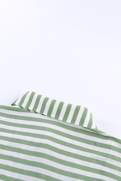 Blusa con estampado de rayas y botones de manga corta