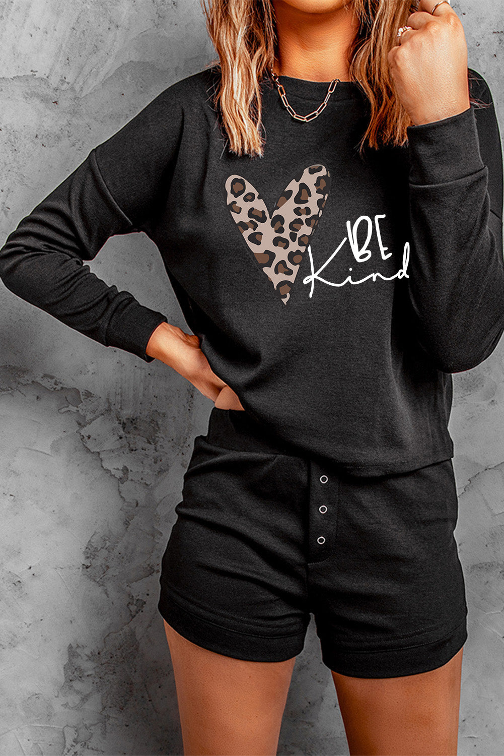 Ensemble deux pièces haut à manches tombantes et short en tricot côtelé gris