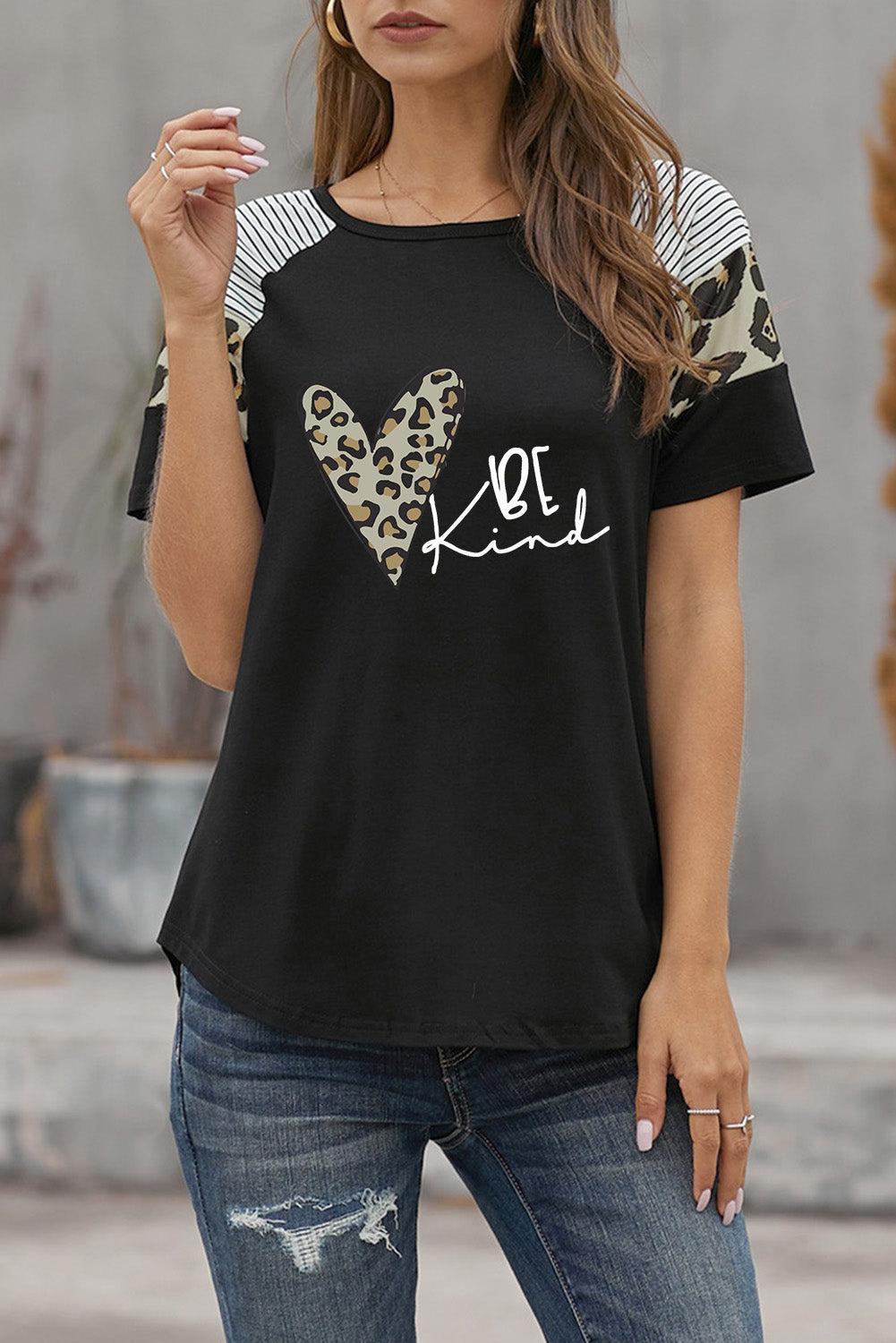 Camiseta de mujer de manga corta con estampado de leopardo a rayas