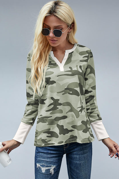 Top de camuflaje con cuello en V y manga larga