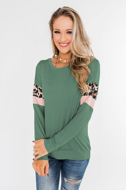 Blusa con bolsillo de rayas de leopardo de manga larga en color menta
