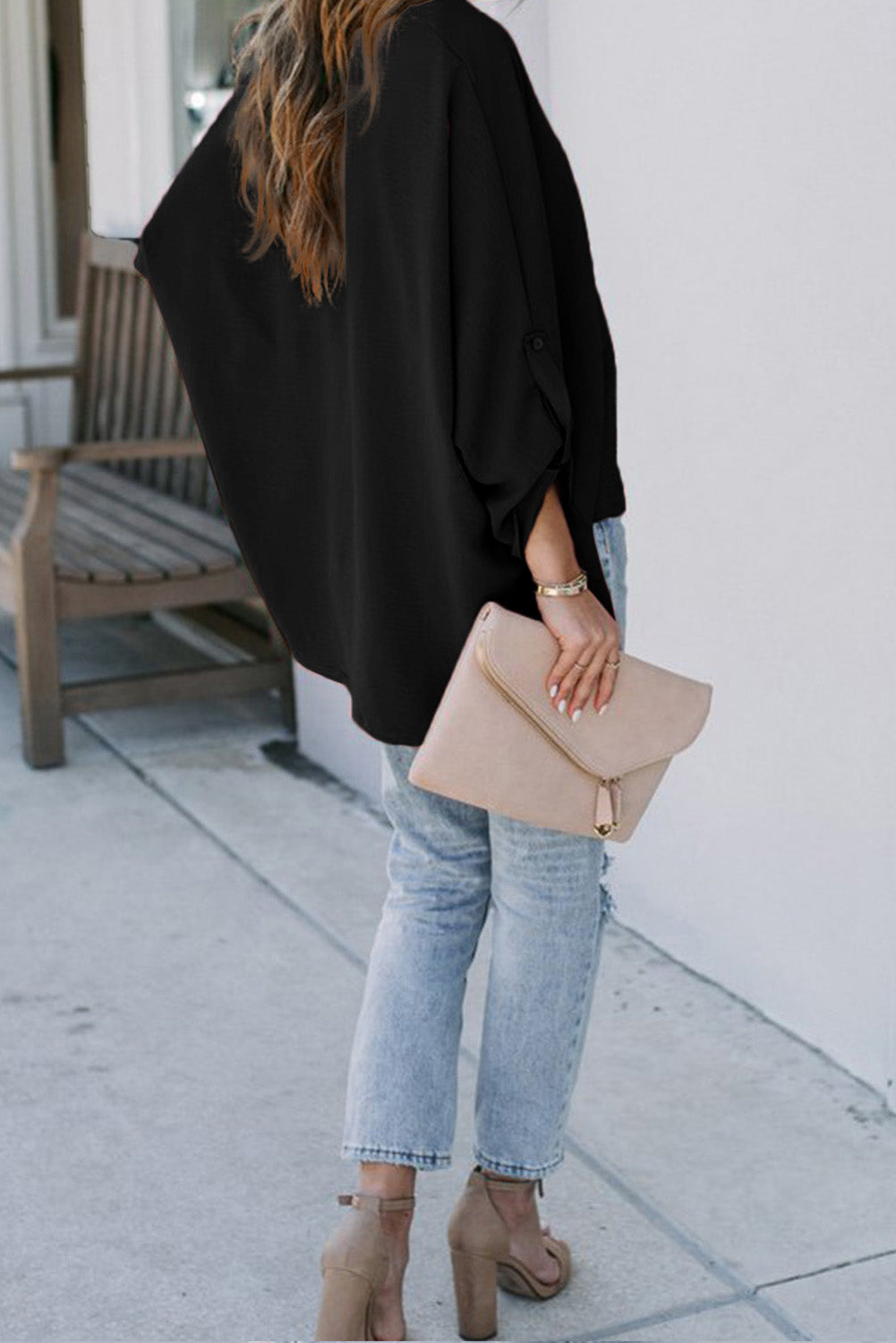 Camisa con cuello en V y manga 3/4 con dobladillo alto y bajo