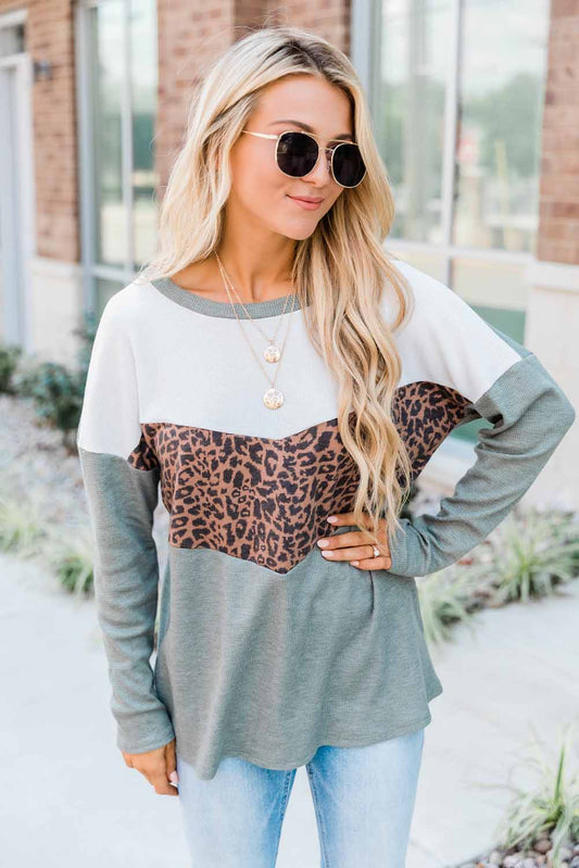 Top de manga larga con estampado de leopardo y costuras color block