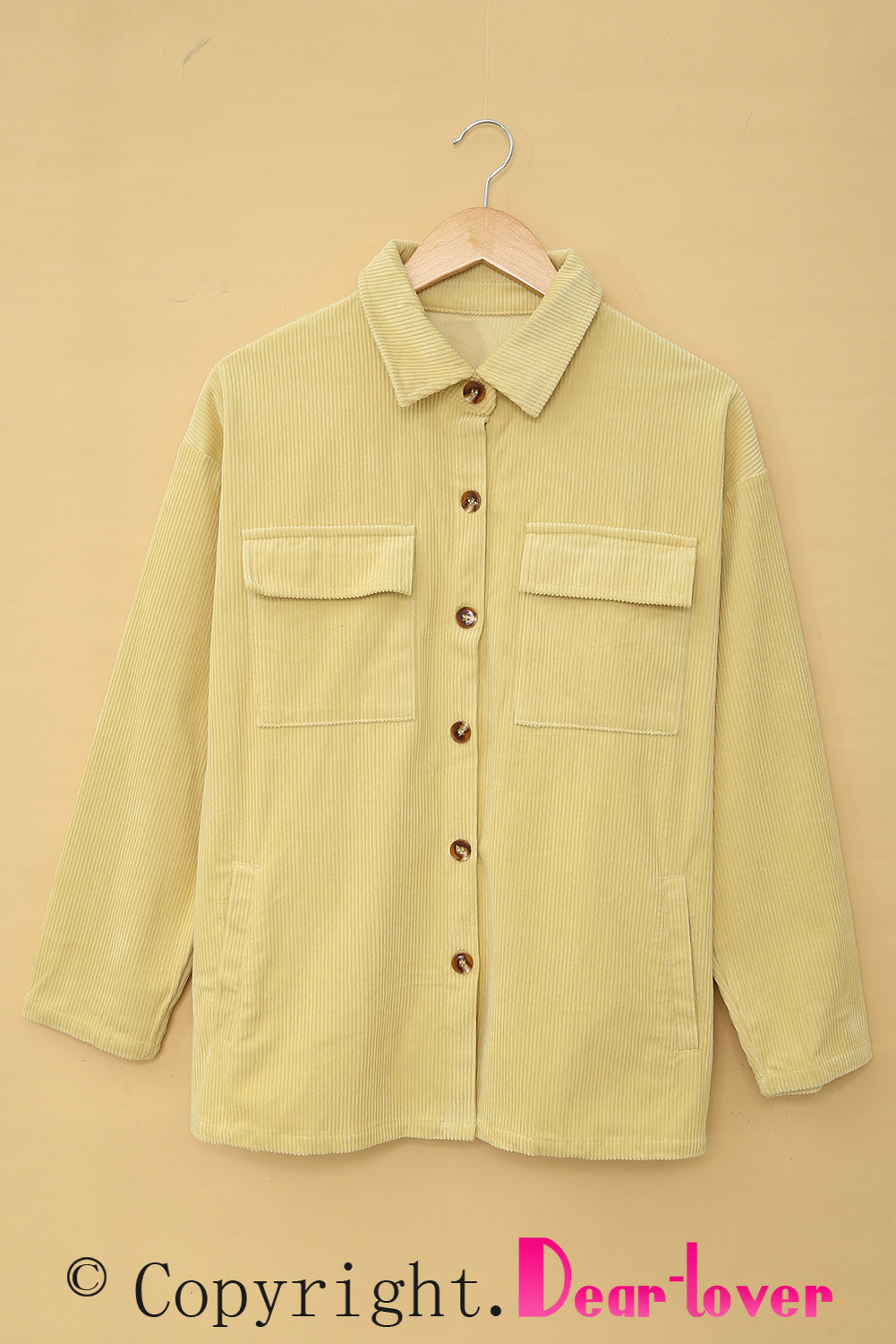 Chaqueta texturizada de canalé con botones y bolsillos rojos 