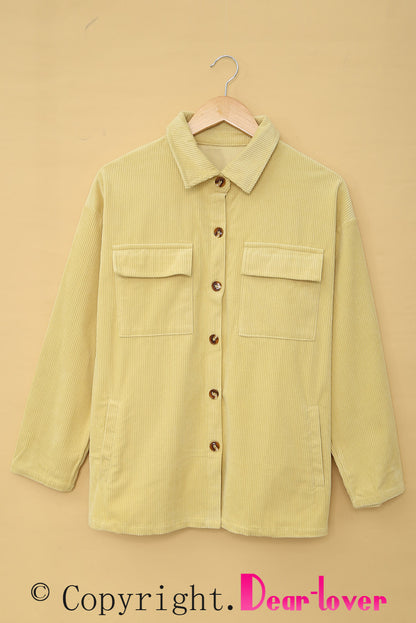 Chaqueta texturizada de canalé con botones y bolsillos rojos 