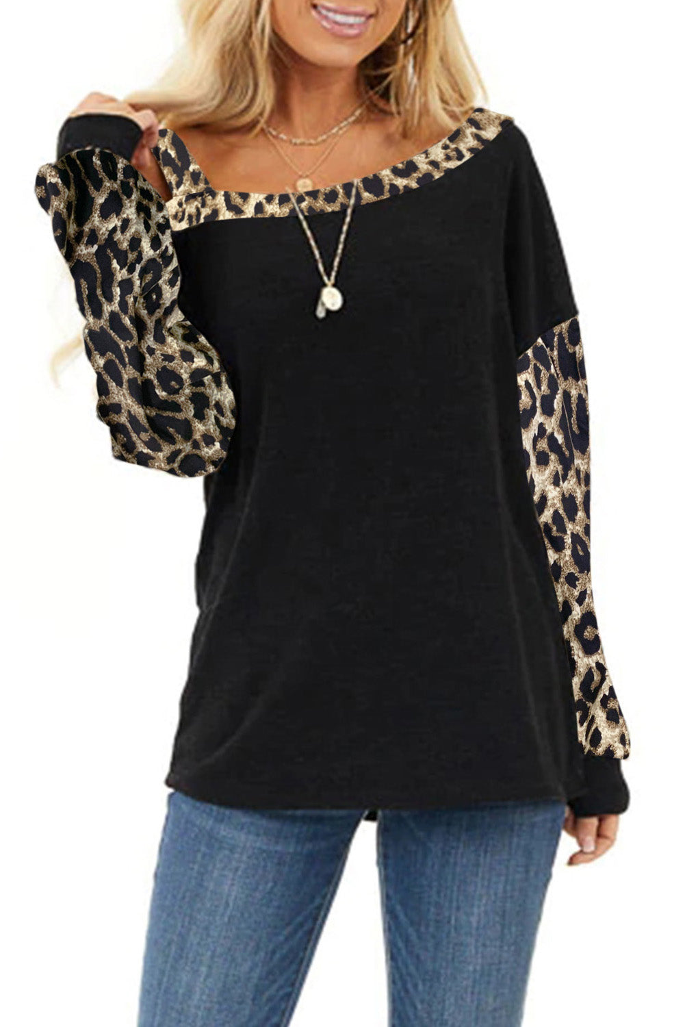 Blusa de manga larga con costuras de leopardo y hombros descubiertos