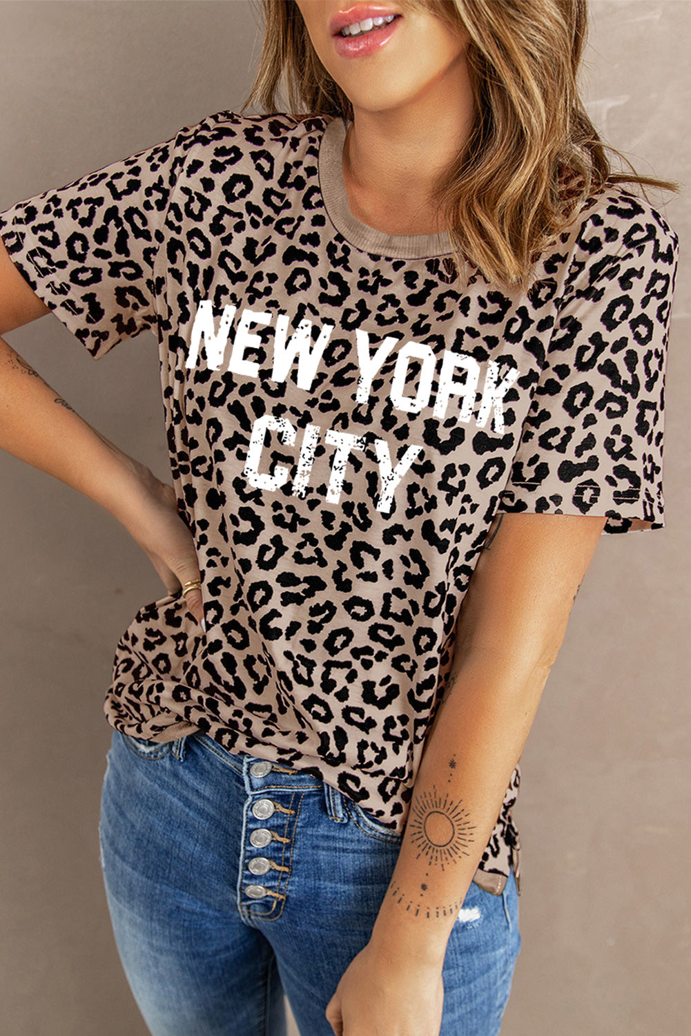 Camiseta con cuello redondo y abertura lateral de camuflaje