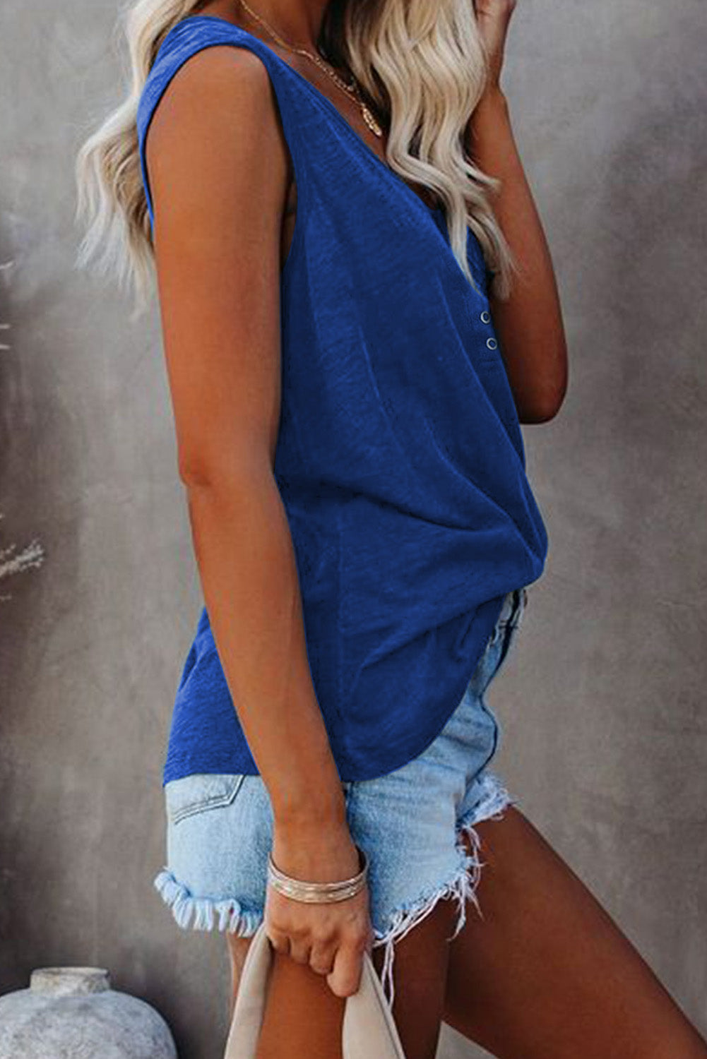 Camiseta sin mangas con cuello redondo y botones a presión con bolsillo